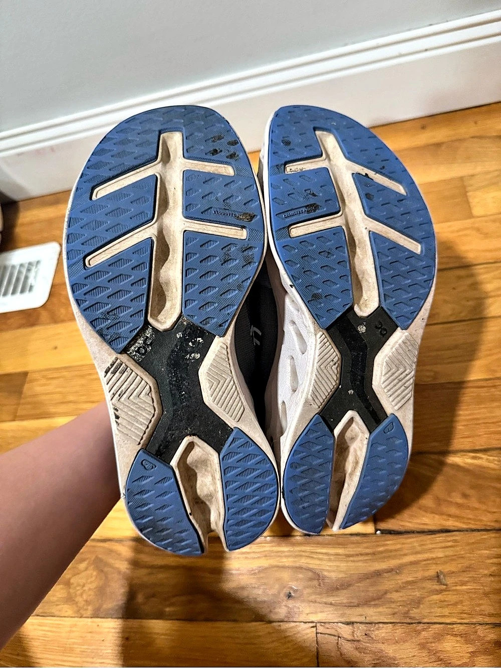 On Cloudsurfer Athletic Shoes Black & White US W6.5 - Picture 4 of 7